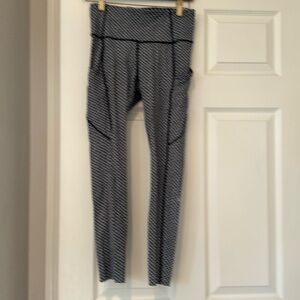Lululemon Capri leggings size 6 worn once